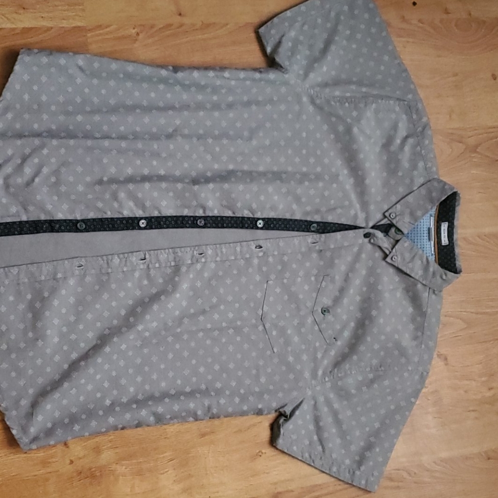 Slim fit XL button up short sleeve shirt
